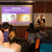 Tiago Pereiras em palestra sobre biohacking para plateia