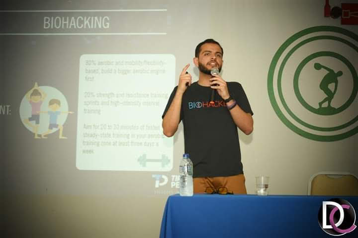 Tiago Pereiras palestrando sobre biohacking em 2018