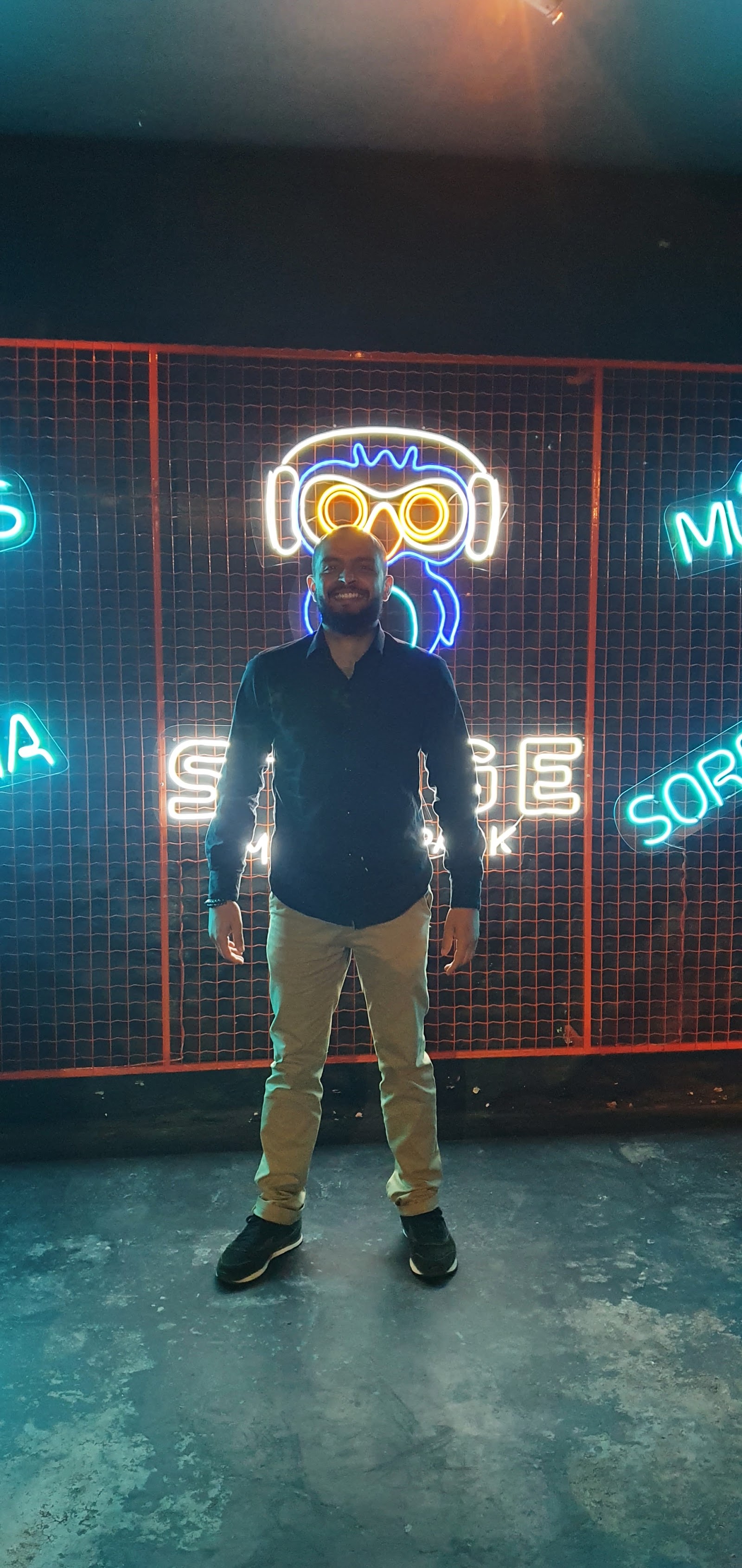 Tiago Pereiras em palco com painel de neon