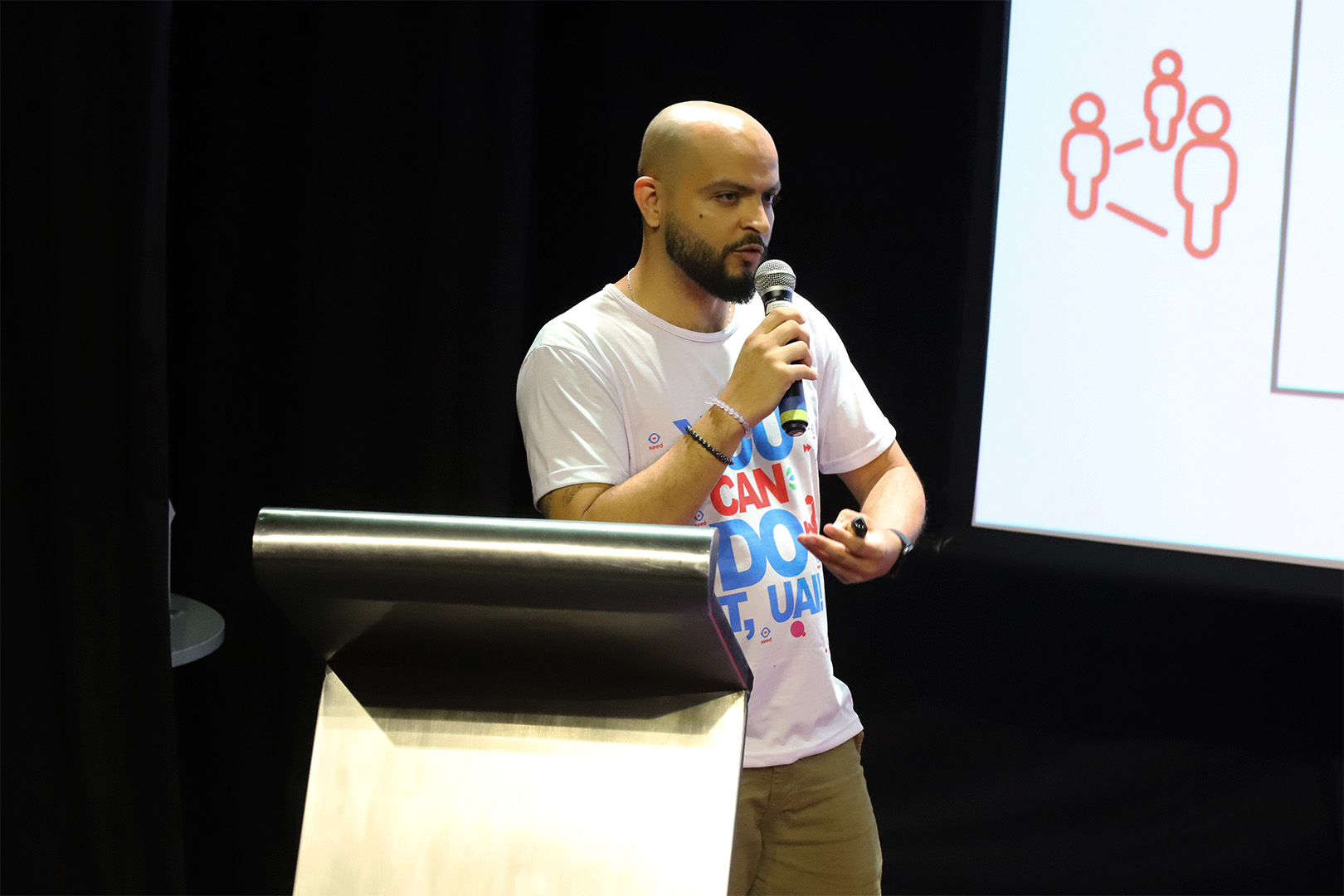 Tiago Pereiras falando ao microfone em evento