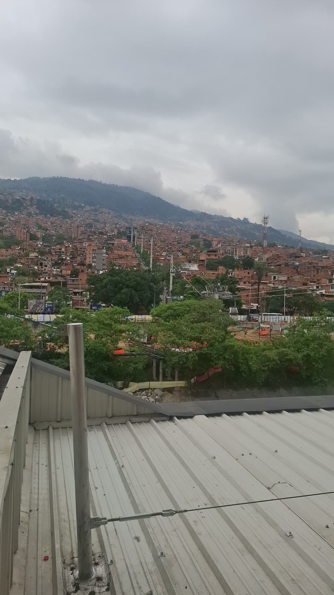 Vista da cidade e das montanhas durante a viagem à Colômbia