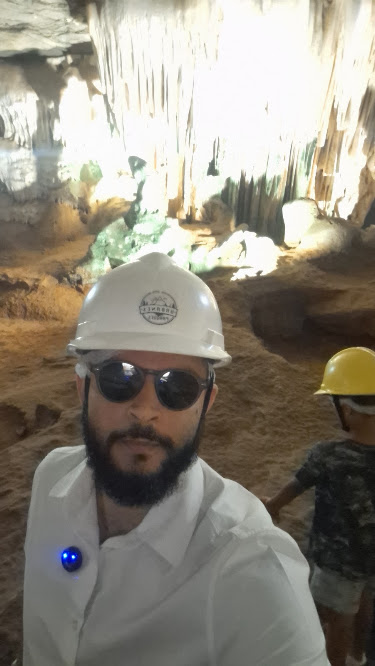Tiago Pereiras explorando uma gruta