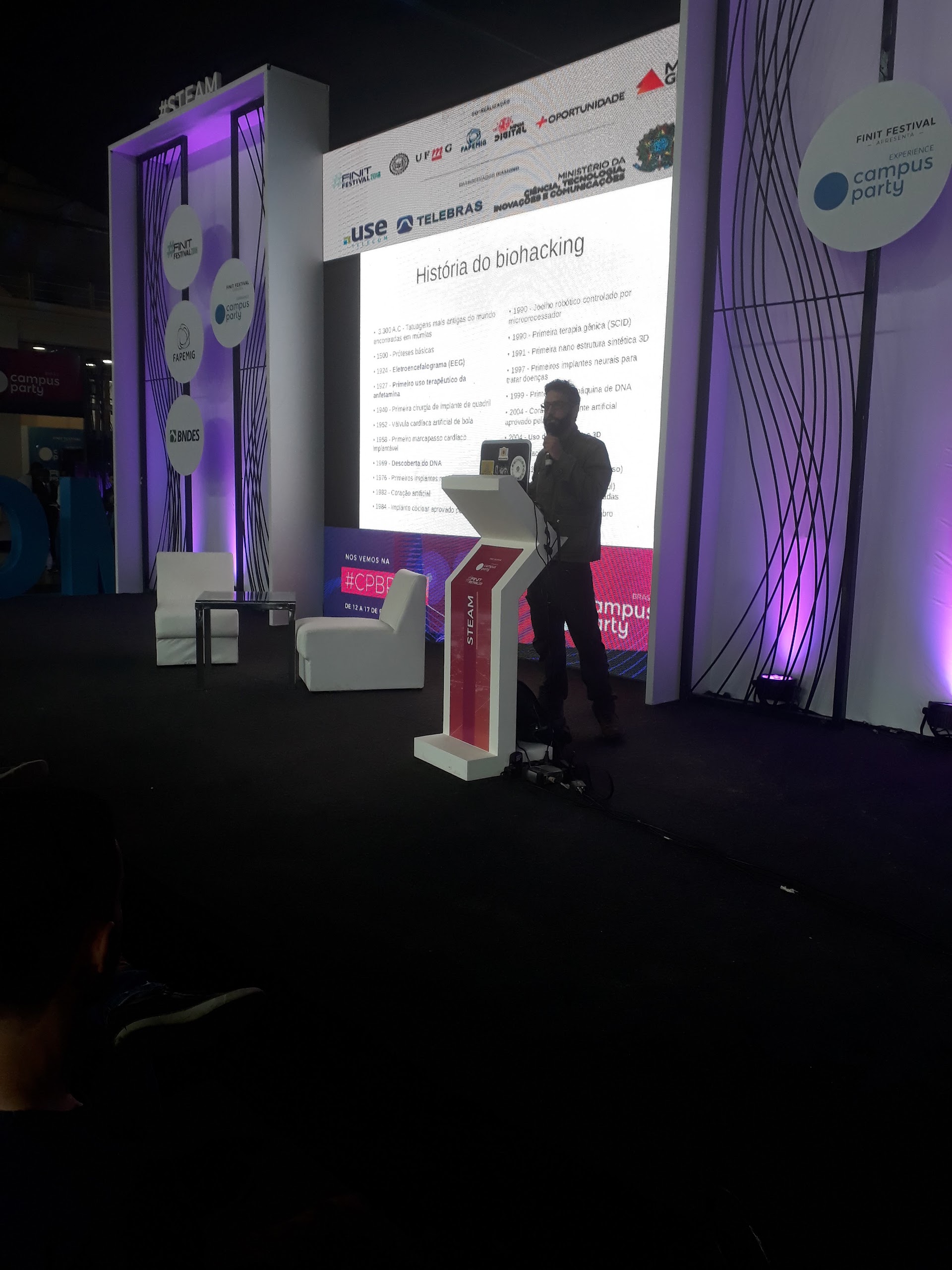 Tiago Pereiras no Finit Festival apresentando a história do biohacking