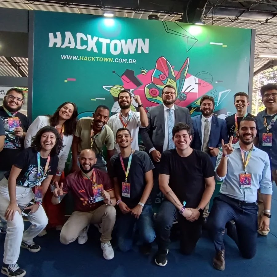 Tiago Pereiras com o time no HackTown