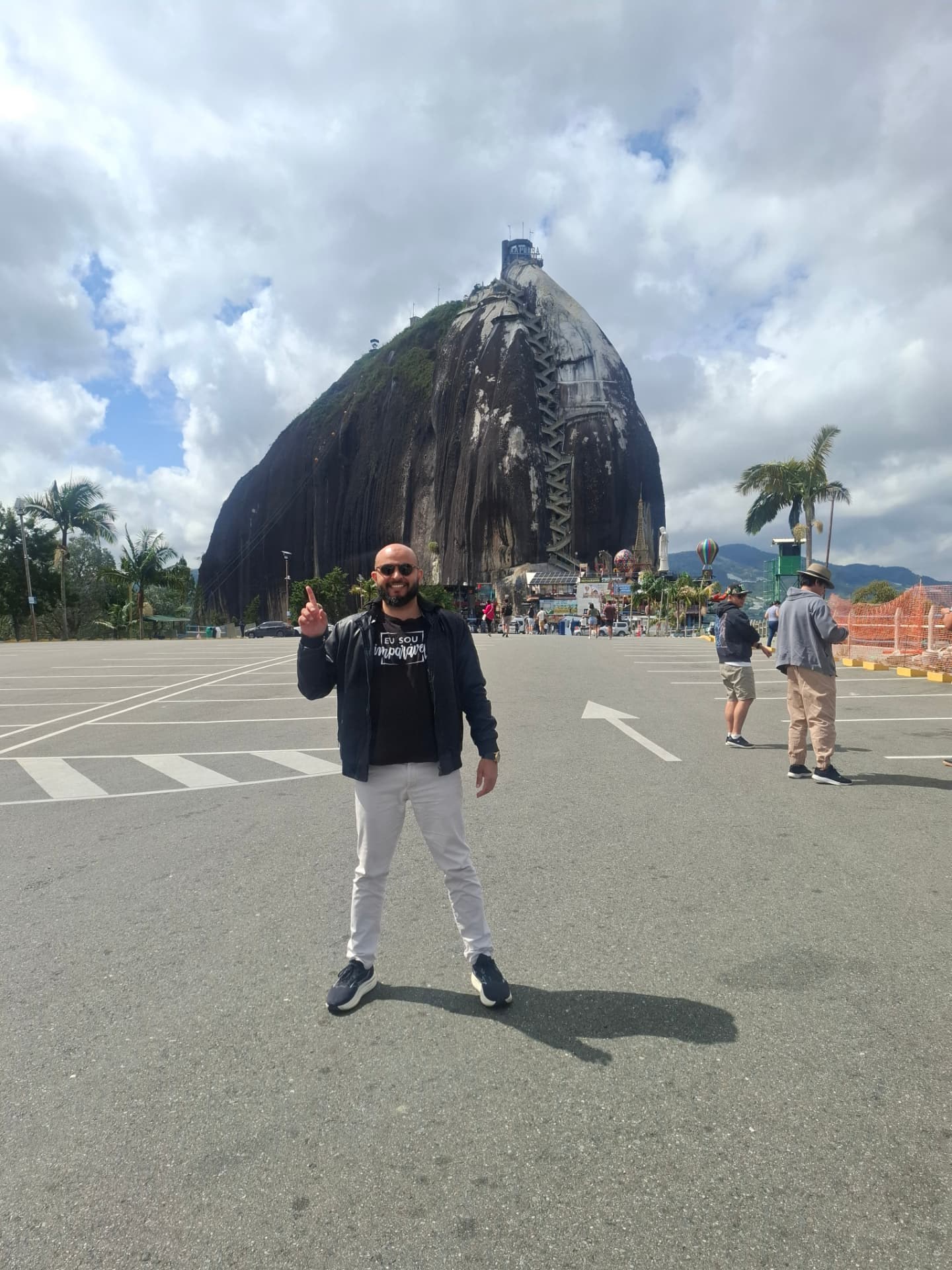 Tiago diante de uma formação rochosa monumental na Colômbia