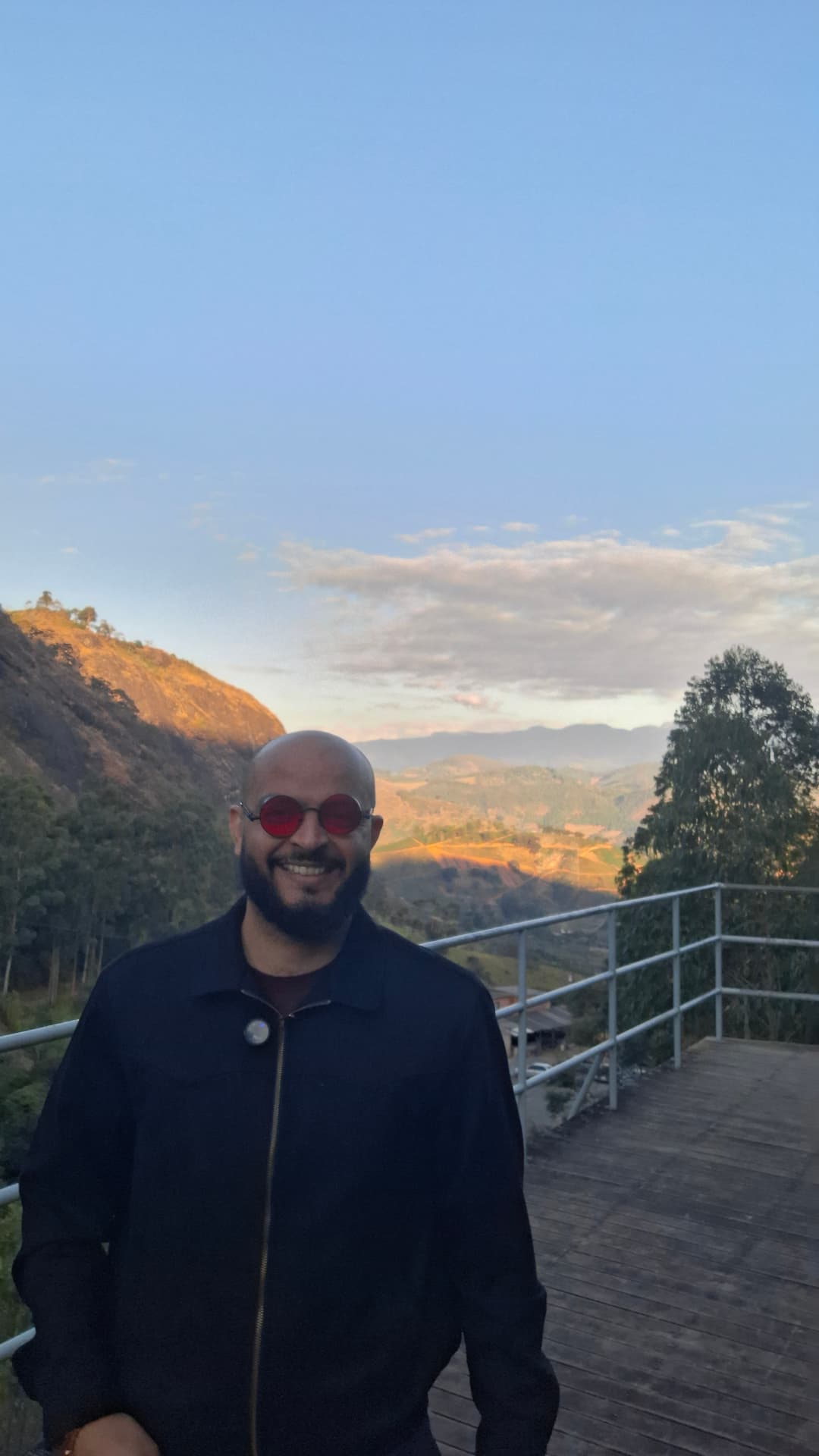 Tiago Pereiras nas montanhas ao pôr do sol